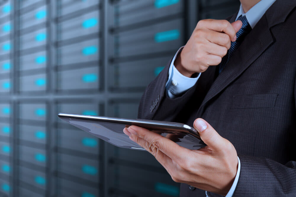 Integración digital persona miarndo la web de SerbeCar en la tablet | Serbecar