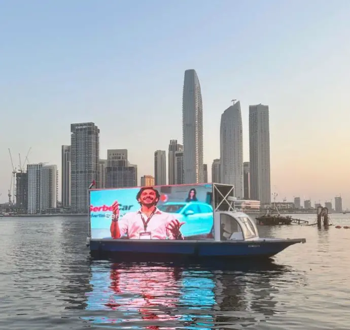 Barco led en Dubai SerbeCar | SerbeCar Barco pantalla led, promocionando los otros soportes publicitarios de SerbeCar