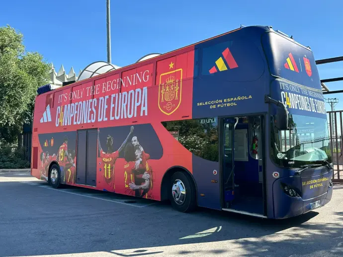 Autobuses Publicitarios - Vehículos Publicitarios | SerbeCar Autobuses DESCAPOTABLE publicitarios, alquiler autobús para publicidad, Vehículos para Publicidad | SerbeCar