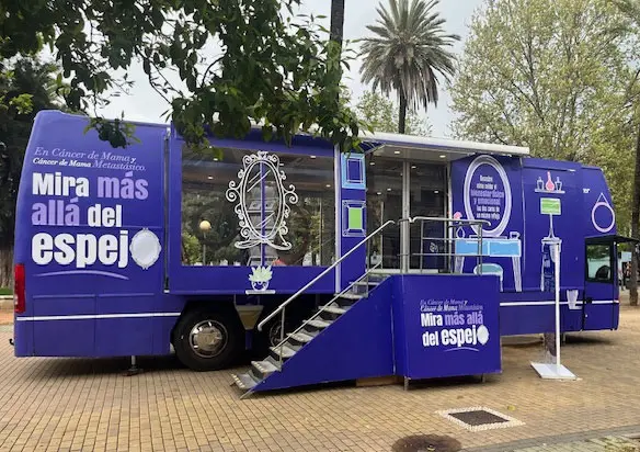 Autobús publicitario de petacas extraibles | SerbeCar Autobús PETACAS rotulado integral de Pfizer road show nacional 2025 | SerbeCar