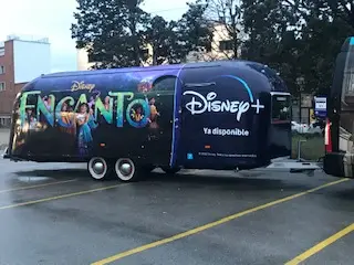 Unidad Móvil CARAVANA AIRSTREAM rotulada de Disney en Madrid 2024| SerbeCar