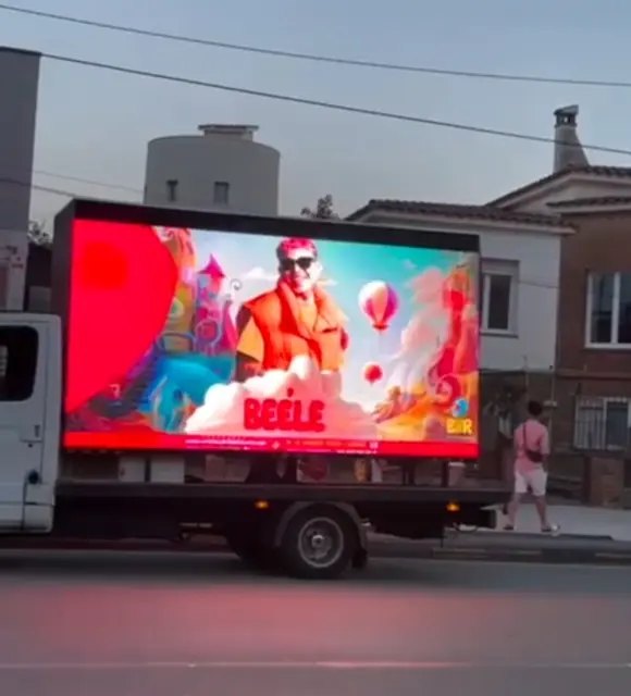 Unidad Móvil CAMIÓN PANTALLAS LED circulando por Barcelona 2024| SerbeCar