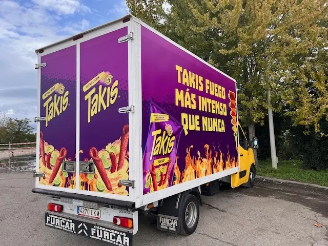 Unidad Móvil CAMIÓN CERRADO rotulado de Takis 2025 | SerbeCar