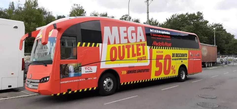 Autobús publicitario transfer pasajeros | SerbeCar Autobús TRANSFER pasajeros rotulado de Mega Outlet 2025 | SerbeCar