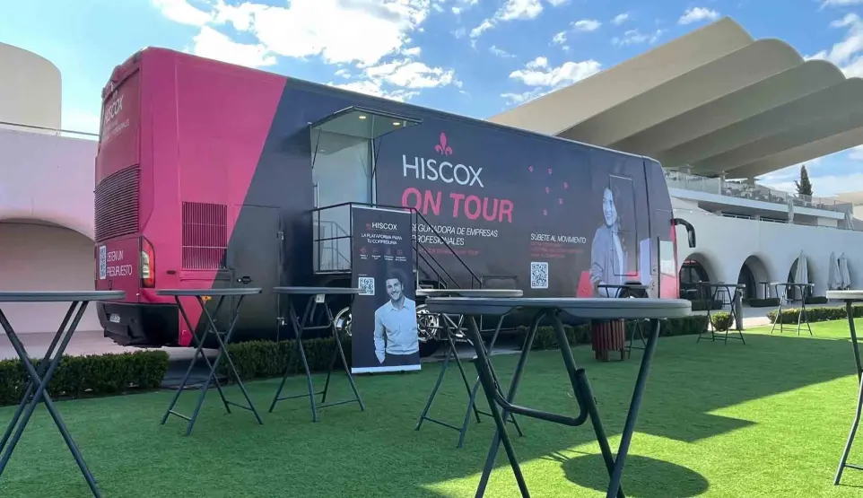 Autobuses Publicitarios - Vehículos Publicitarios | SerbeCar Autobús publicitario de Hiscox 'On Tour”, rotulado con diseño corporativo que incluye los logos de Hiscox, SerbeCar