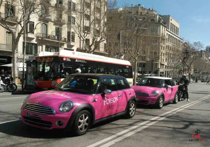 Coches Mini publicitarios de Dior rotulados con diseño corporativo de Dior, SerbeCar