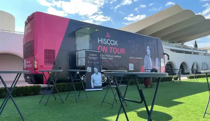 Autobús publicitario oficina con campaña promocional de Hiscox para promoción sus productos, road show en España | SerbeCar