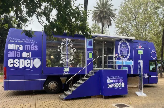 Autobús publicitario expositor con campaña promocional de Pfizer para promoción del cáncer de mama en Madrid, Barcelona, Sevilla, Cordoba | SerbeCar