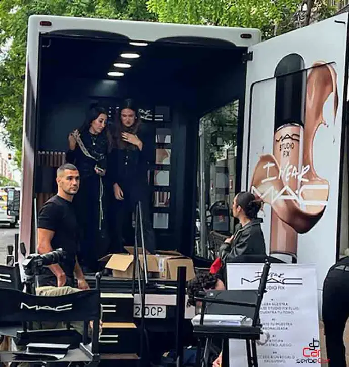 Unidad móvil acristalada personalizada 100% para M.A.C, campaña itinerante | SerbeCar