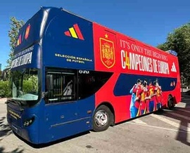 "Autobús publicitario de dos pisos utilizado para campaña de publicidad móvil de la Selección Española de Fútbol - Vista lateral" Autobús publicitario de dos pisos con campaña de la Selección Española de Fútbol para promoción de campeones de Europa recorrido en Madrid | SerbeCar