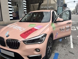 "Coche publicitario utilizado para campaña de publicidad móvil en Madrid, Barcelona, Valencia para Yepoda - Vista frontal" Coche publicitario BMW con vinilo promocional de la marca Yepoda utilizado para campaña de publicidad móvil urbana | SerbeCar