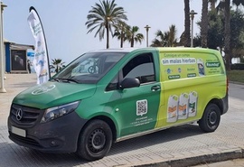 : "Furgoneta publicitaria utilizada para campaña de publicidad móvil itinerante en toda España para Bayer - Vista lateral derecha" Furgoneta publicitaria con campaña promocional de Bayer para activación de marca road show España | SerbeCar
