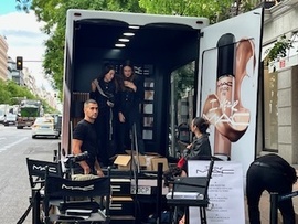 "Unidad móvil publicitaria utilizado para campaña de publicidad móvil itinerante en Madrid, Barcelona para M.A.C - Vista trasera" Unidad móvil publicitaria con campaña promocional de MAC Cosmetics para activación de marca en ciudad | SerbeCar