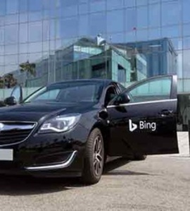 "Coche publicitario utilizado para campaña de publicidad móvil de marca en toda Barcelona para Bing - Vista frontal" Coche publicitario con campaña promocional de Bing para promoción de marca Barcelona, Madrid | SerbeCar