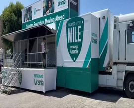 "Camión trailer doble petaca publicitario utilizado para campaña de publicidad móvil de road show para Petronas - Vista lateral" Camión publicitario con unidad móvil de Petronas Urania para campaña promocional de marketing itinerante road show en España | SerbeCar