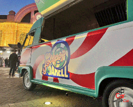 "Food Truck publicitario rotulación integral utilizado para campaña de publicidad móvil y lanzamiento de disco de Darell- Vista lateral" Food Truck publicitario con campaña promocional disco de Darell para promoción de lanzamiento Madrid | SerbeCar