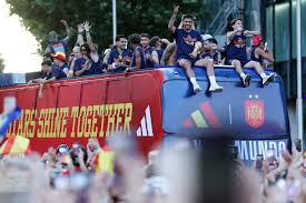 Autobuses publicitario DESCAPOTABLE, rua Selección Española de Futbol, celebracion campeones del Mundo | SerbeCa