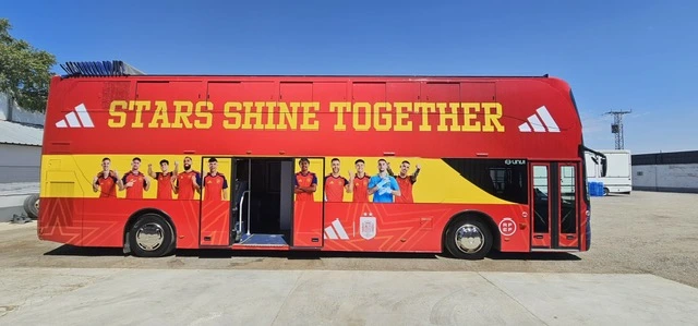 Autobuses publicitario DESCAPOTABLE, rua Selección Española de Futbol, celebracion campeones del Mundo | SerbeCa