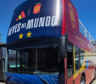 Autobuses publicitario DESCAPOTABLE, rua Selección Española de Futbol, celebracion campeones del Mundo | SerbeCar