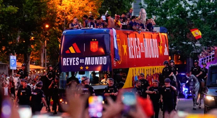 Autobuses publicitario DESCAPOTABLE, rua Selección Española de Futbol, celebracion campeones del Mundo | SerbeCa