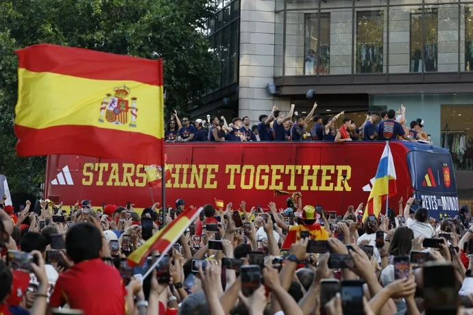 Autobuses publicitario DESCAPOTABLE, rua Selección Española de Futbol, celebracion campeones del Mundo | SerbeCa
