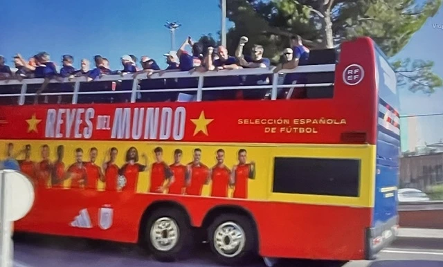 Autobuses publicitario DESCAPOTABLE, rua Selección Española de Futbol, celebracion campeones del Mundo | SerbeCa