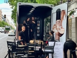 Camión acristalado unidad móvil para la presentación de la marca MAC| SerbeCar