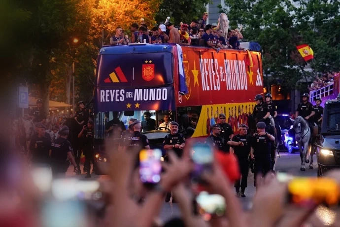 Autobús descapotable para la celebración triunfo Selección Española de Fútbol | SerbeCar
