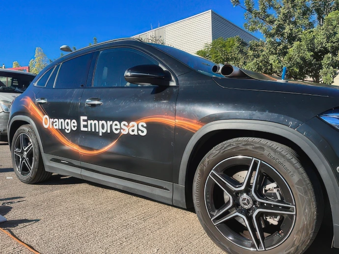 Coche Mercedes rotulado integral para la campaña de publicidad móvil de la marca ORANGE EMPRESAS | SerbeCar