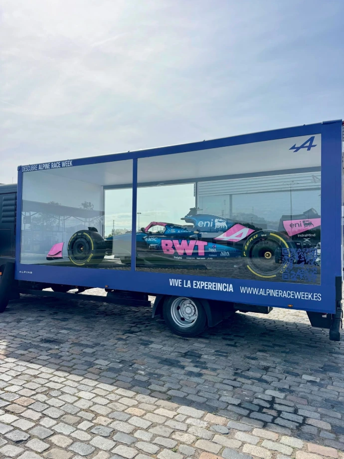 Camión acristalado para la presentación de la marca ALPINE F1| SerbeCar