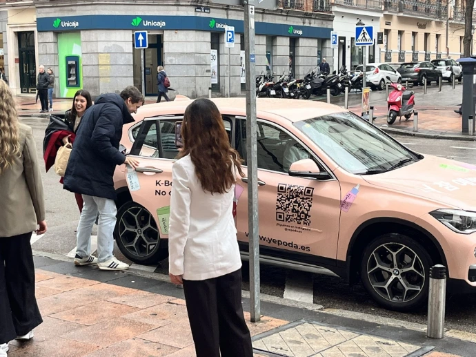 Coche BMW rotulado integral para la presentación de la marca Yepoda| SerbeCar