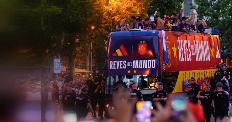 Autobús descapotable rotulación integral celebtación Selección Española de Fútbol  vehículos publicitarios | SerbeCar