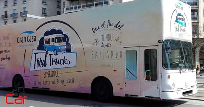 Autobús valla rotulación integral  acción de marca vehículos publicitarios | SerbeCar