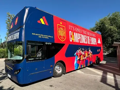 "Rotulación Autobús descapotado de la Selección Española de Fútbol celebración titulo de Campeones de Europa 2024 acción realizada por SerbeCar"