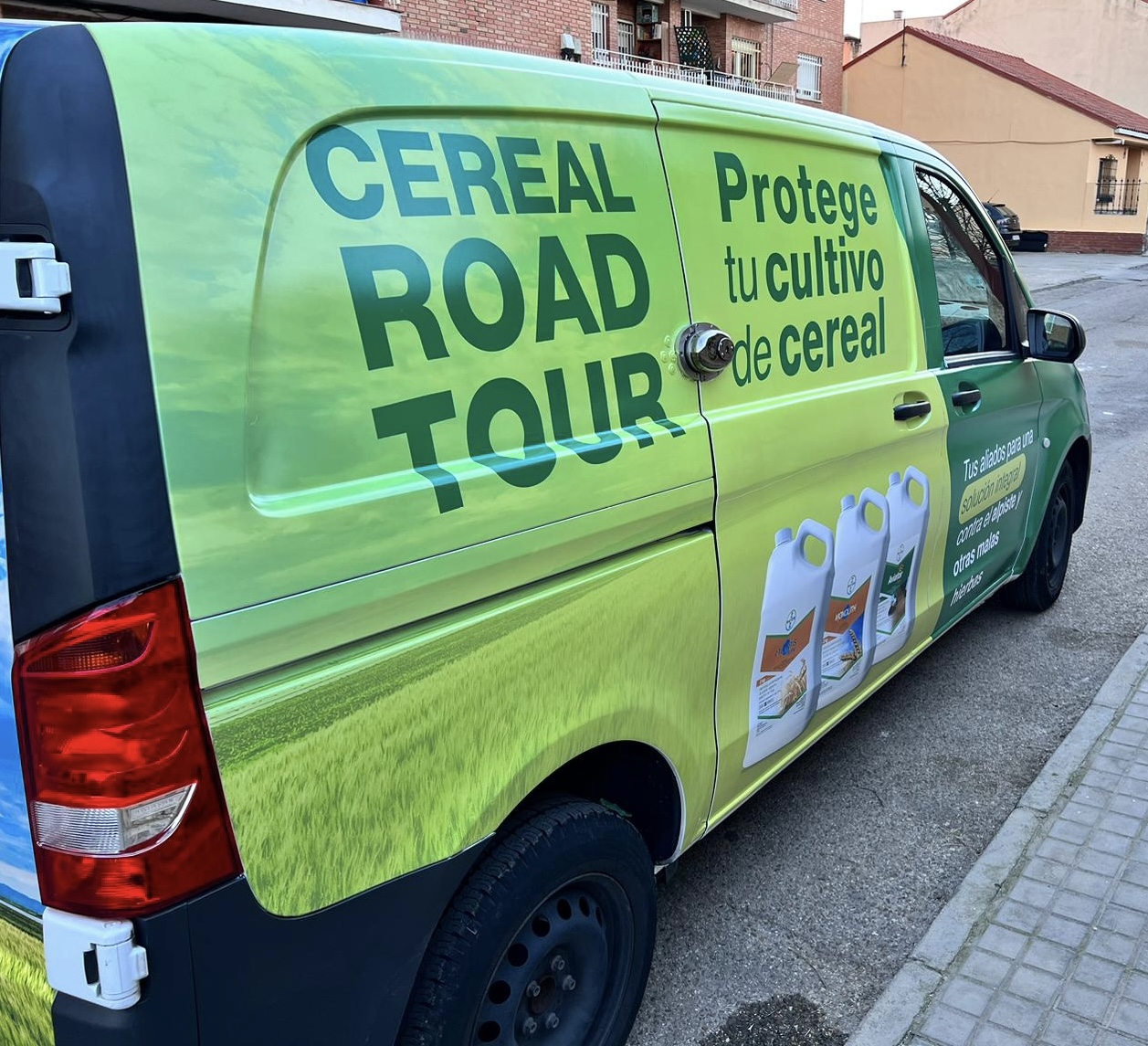 Furgonetas - Flota SerbeCar "Furgonetas publicitarios flota de SerbeCar para campaña de marketing móvil en España"