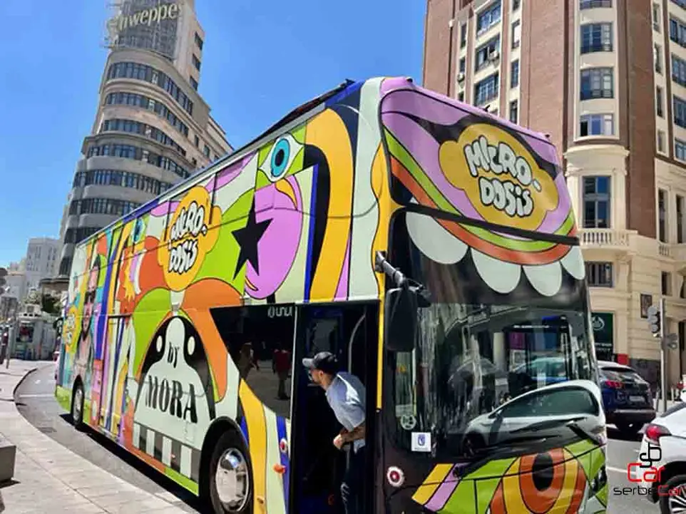 Autobús publicitario descapotable | SerbeCar Autobús descapotable rotulado para el cantante de género urbano de Puerto Rico Mora presentación disco MicroDosis | SerbeCar