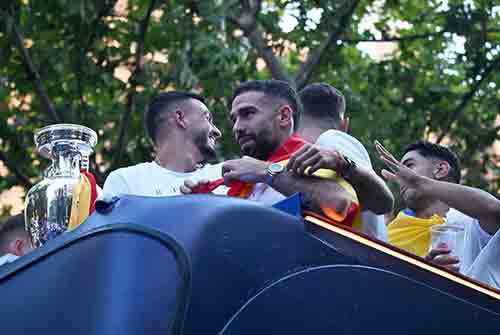 "Autobús descapotado con los jugadores de la Selección Española de Fútbol celebración titulo de Campeones de Europa 2024 acción realizada por SerbeCar"