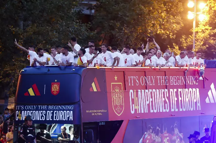 "Autobús descapotado de la Selección Española de Fútbol celebración titulo de Campeones de Europa 2024 acción realizada por SerbeCar"