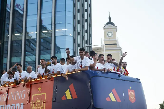 "Autobús descapotado Madrid de la Selección Española de Fútbol celebración titulo de Campeones de Europa 2024 acción realizada por SerbeCar"