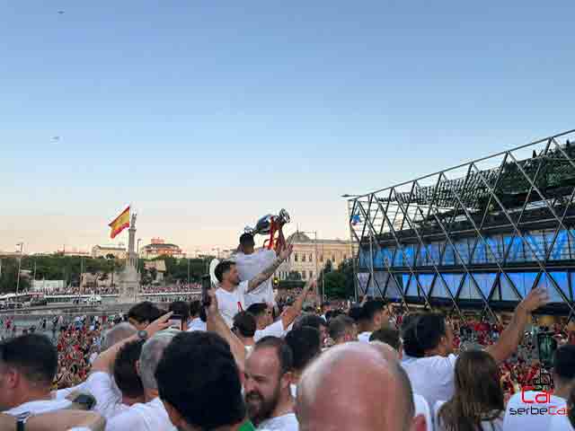 "Autobús descapotado de la Selección Española de Fútbol con los aficionados celebración titulo de Campeones de Europa 2024 acción realizada por SerbeCar"