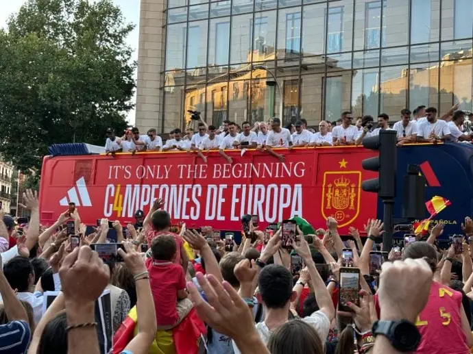 "Autobús descapotado de la Selección Española de Fútbol celebración titulo de Campeones de Europa 2024 acción realizada por SerbeCar"