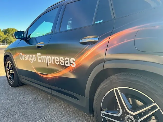 Coches publicitarios de Orange Empresas rotulados con diseño corporativo de Orange, SerbeCar