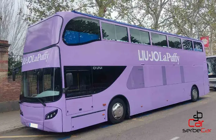 "Autobús expositor vista general para la marca de alta costura Liu Jo, presentación de la colección LaPuffy, acción realizada por SerbeCar"