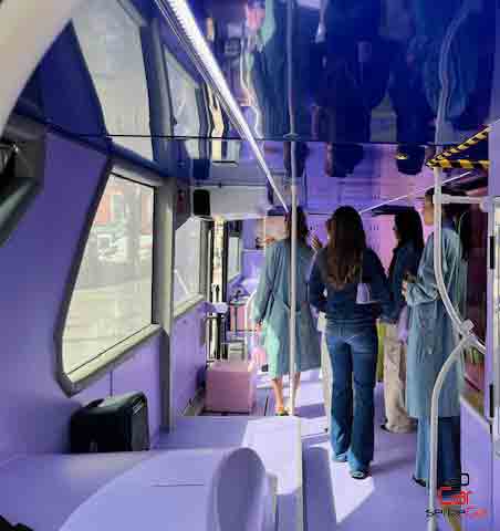 "Autobús expositor con gente en interior para la marca de alta costura Liu Jo, presentación de la colección LaPuffy, acción realizada por SerbeCar"