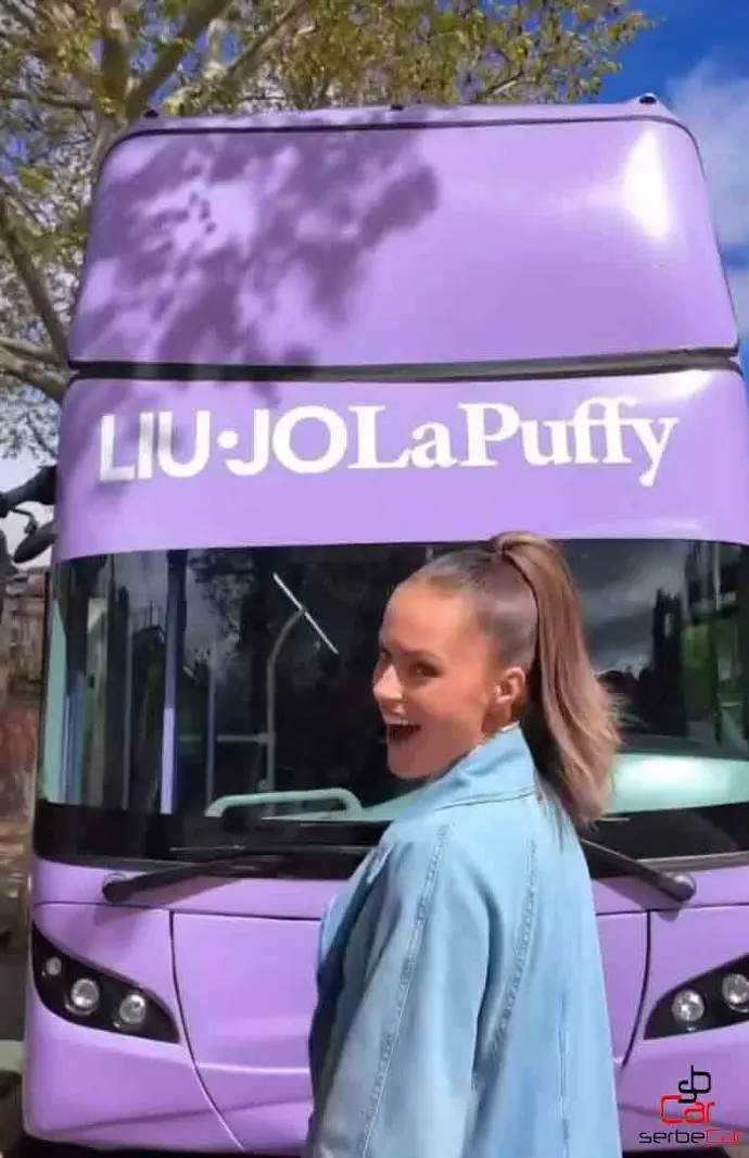 "Autobús expositor para la marca de alta costura Liu Jo, presentación de la colección LaPuffy, acción realizada por SerbeCar"