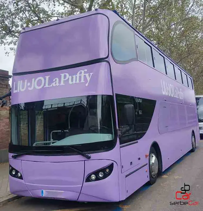 "Autobús expositor vista general para la marca de alta costura Liu Jo, presentación de la colección LaPuffy, acción realizada por SerbeCar"