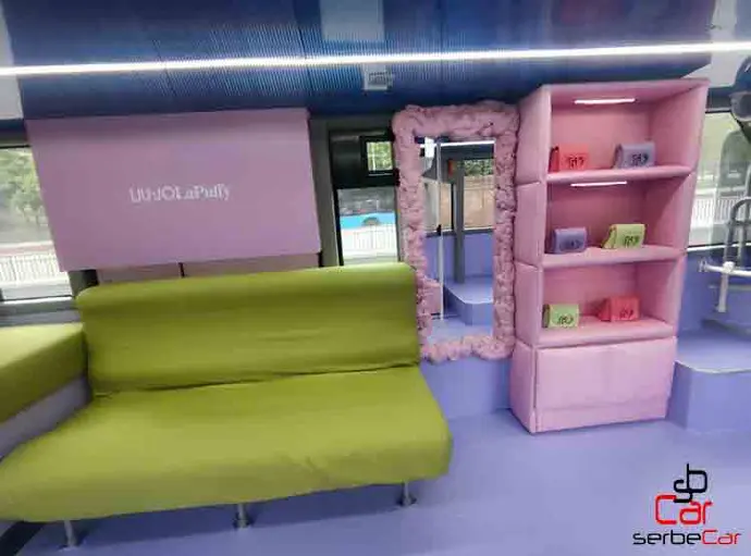 "Autobús expositor  detalle interior para la marca de alta costura Liu Jo, presentación de la colección LaPuffy, acción realizada por SerbeCar"