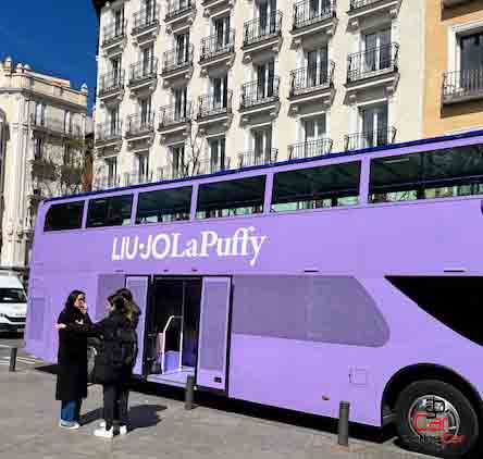 "Autobús expositor estacionado para la marca de alta costura Liu Jo, presentación de la colección LaPuffy, acción realizada por SerbeCar"
