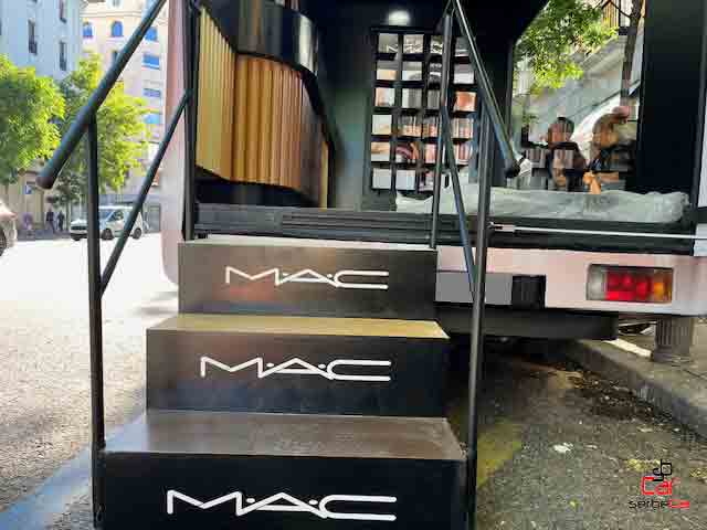 "Camión acristalado detalle acceso para M.A.C, presentación de la colección, acción realizada por SerbeCar"