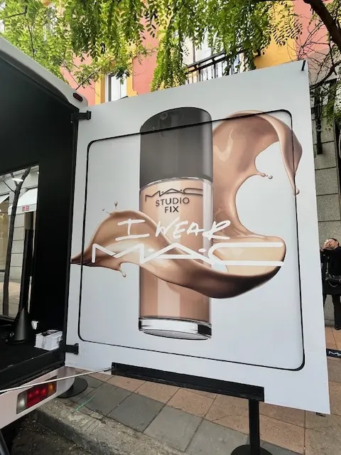 "Camión acristalado detalle puerta trasera para M.A.C, presentación de la colección, acción realizada por SerbeCar"